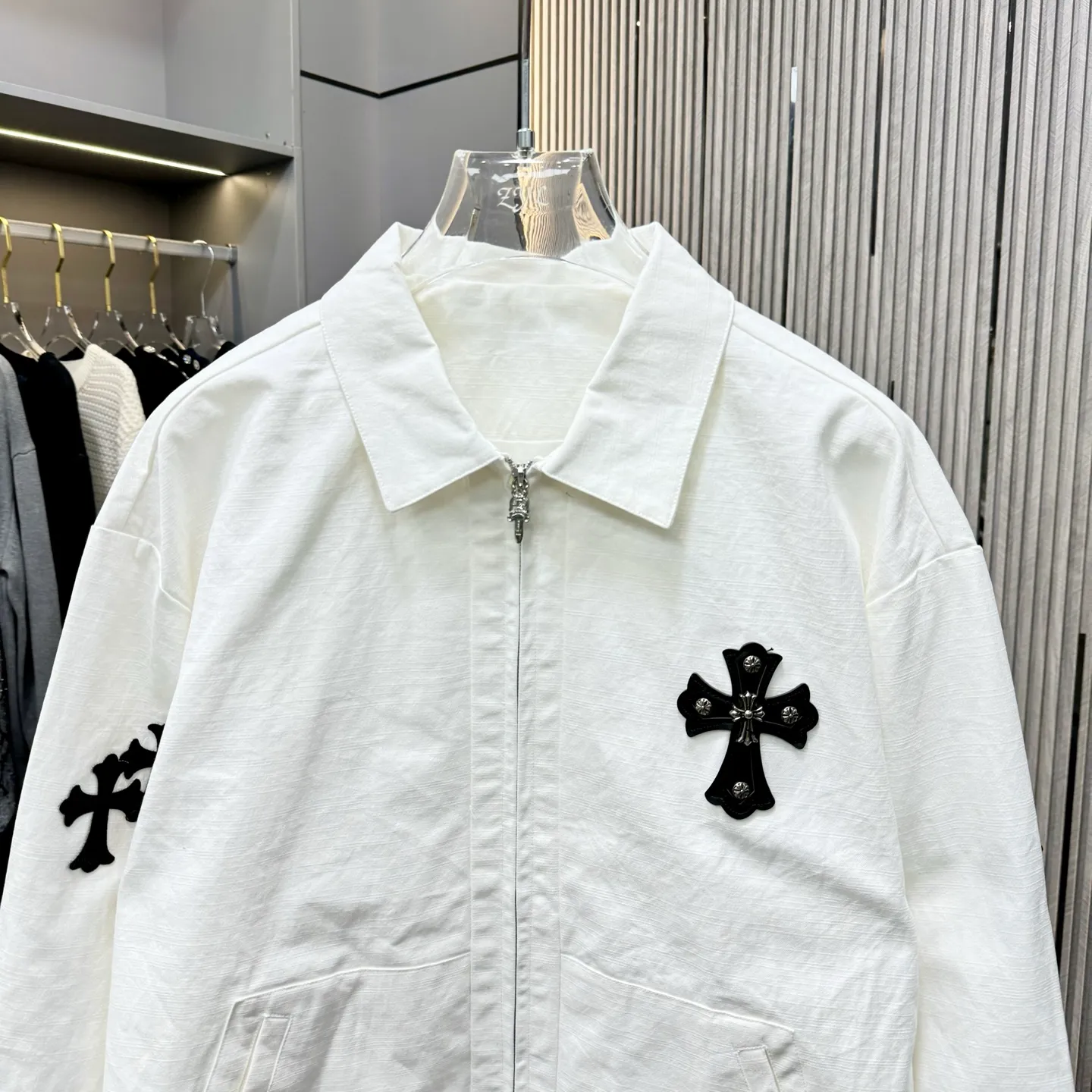 🅿️410 CH Croxin is first launched on the official website. It is rarely available through trade channels and overseas high-quality products are sold in limited quantities. An example of a classic jacket product, the trademark with dark patterns all over the body highlights the brand recognition. This jacket is both warm and lightweight. The latest model is launched in the same style at the counter. The ultra-authentic upper body instantly transforms into an oppa. The simple and fashionable three-dimensional tailoring has unique craftsmanship. The upper body effect is excellent and shows a confident temperament. In addition to daily leisure, it can also be worn for outdoor sports. It is also a good choice for travel. It is relaxed and casual and shows a masculine temperament. Color: Black Size: S/M/L/Xl/XXl
